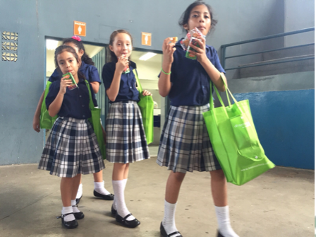 Niños con sus Kits de regalo